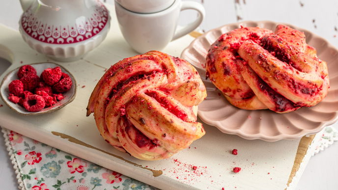 Das Rezept für den Hefekringel mit Himbeerfüllung ist saftig (und schmeckt nach Sommer)