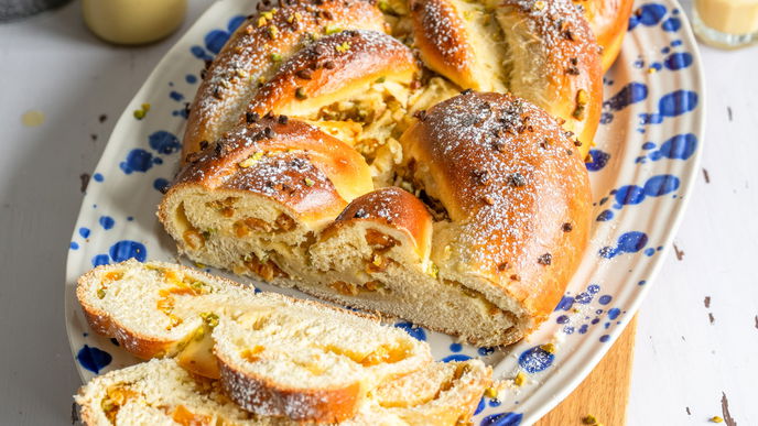 Klassiker mit sommerlichem Twist: Rezept für Hefezopf mit Frischkäse, Eierlikör & Soft-Aprikosen