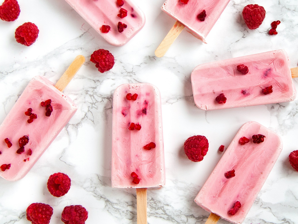 Himbeer-Cashew-Eis am Stiel