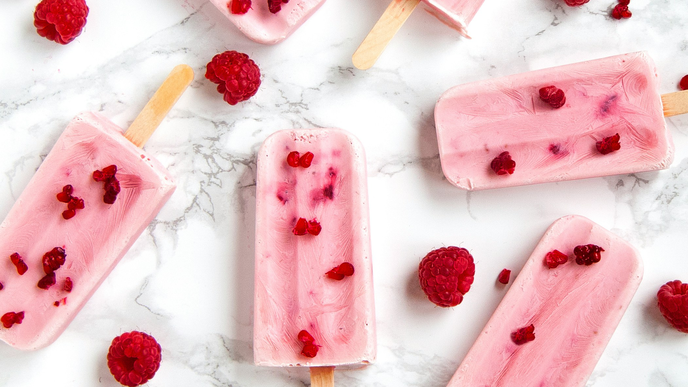 Himbeer-Cashew-Eis am Stiel - ein Muss für alle, die von den Früchten nicht genug bekommen