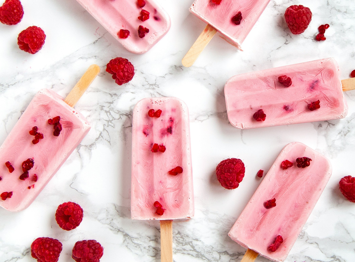 Himbeer-Cashew-Eis am Stiel