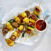 Kartoffel-Bratwurst-Spieße: Schnelles Fingerfood-Rezept für das nächste Barbecue 