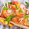 Sommer, Sonne, Pfirsich-Bowle: Unser erfrischendes Rezept wird mit Kokos-Rum verfeinert