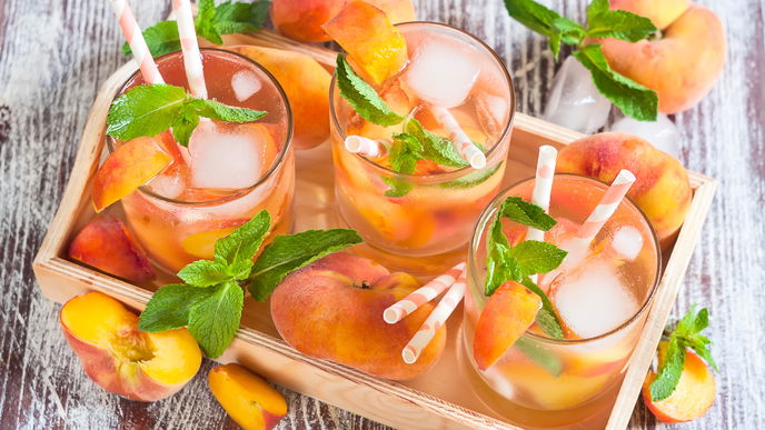 Sommer, Sonne, Pfirsich-Bowle: Unser erfrischendes Rezept wird mit Kokos-Rum verfeinert