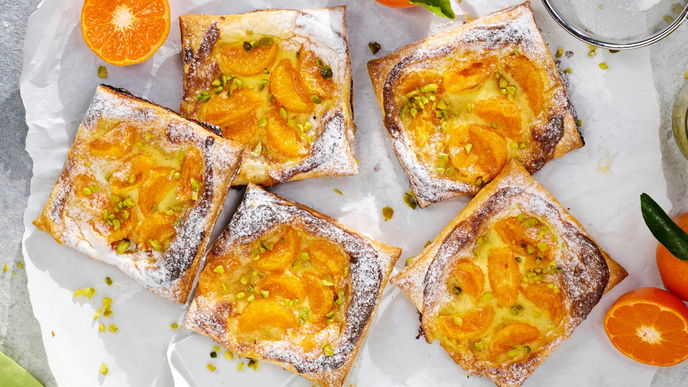 Das Rezept für unsere Mandarinen-Blätterteigschnitten mit gehackten Pistazien macht Lust auf Sommer