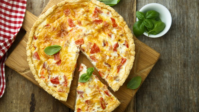 Die mediterrane Quiche mit Schafskäse steckt voller Gemüse – und duftet einfach unwiderstehlich!