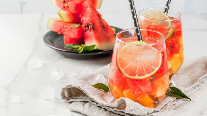 Das sommerliche Rezept für die Melonen-Bowle erfrischt uns an geselligen Abenden