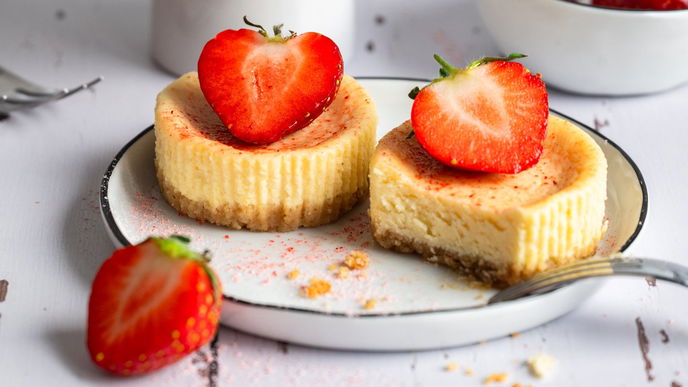 Mini-Erdbeer-Cheesecakes: Dieses sommerliche Rezept sieht einfach zum Anbeißen aus 