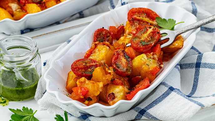 Spanische Tapas zum Nachmachen: Unser Rezept für Patatas Bravas mit Tomaten & Kräuteröl