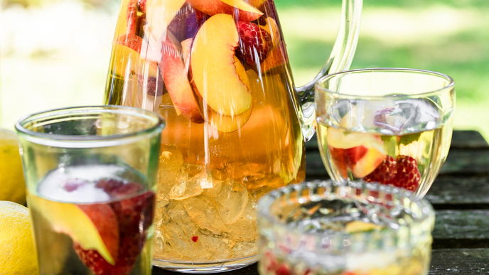 Das Rezept für die Pfirisch-Eistee-Bowle mit Himbeeren sorgt an heißen Tagen für Erfrischung pur