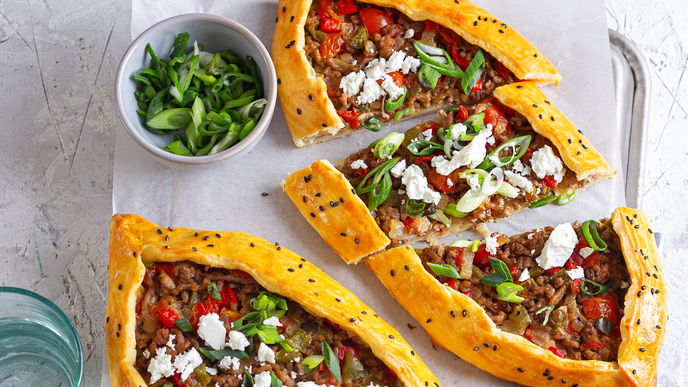 Pide mit Hackfüllung: Einfaches Rezept für die türkische Pizza mit Suchtfaktor