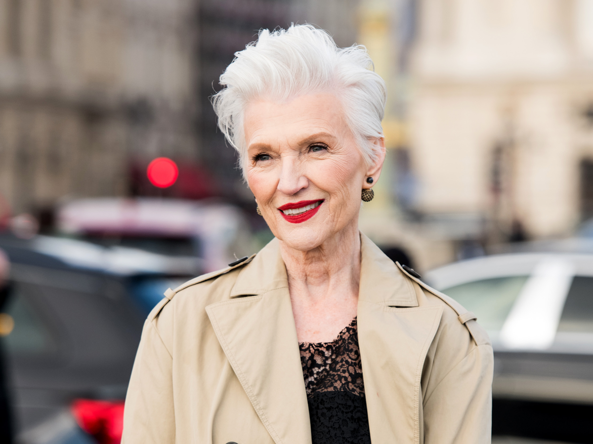 Maye Musk mit halblangem Pixie Cut
