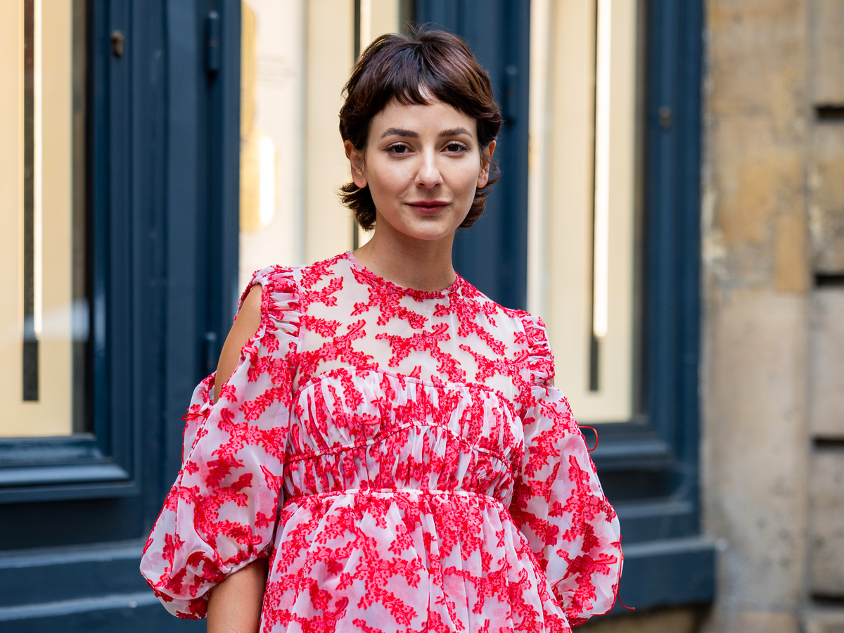 Alyssa Coscarelli mit Pixie Cut mit langem Haar im Nacken