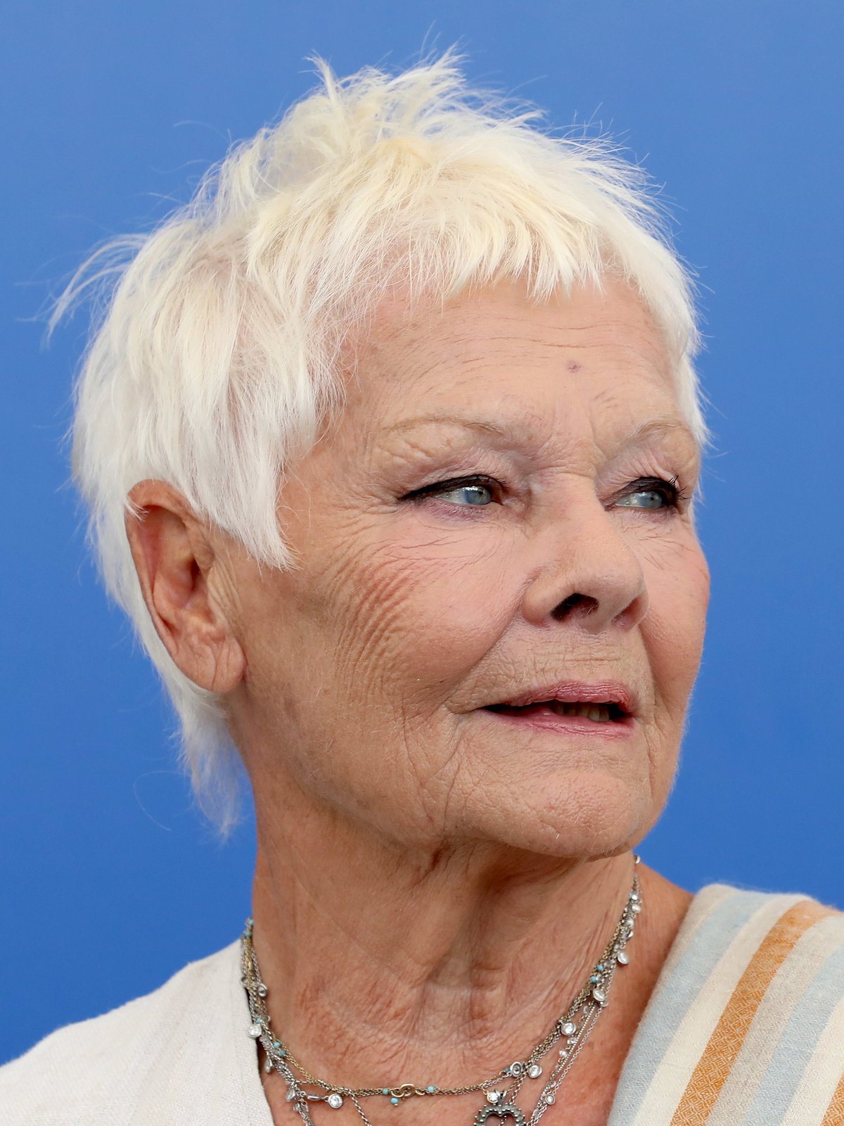 Judi Dench trägt Pixie Cut mit weißen Haaren