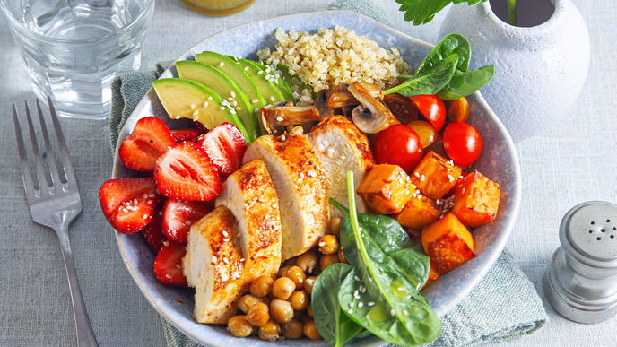 Das gesunde Rezept für die Quinoa-Bowl mit Erdbeeren steckt voller Proteine (mit wenig Kalorien!)