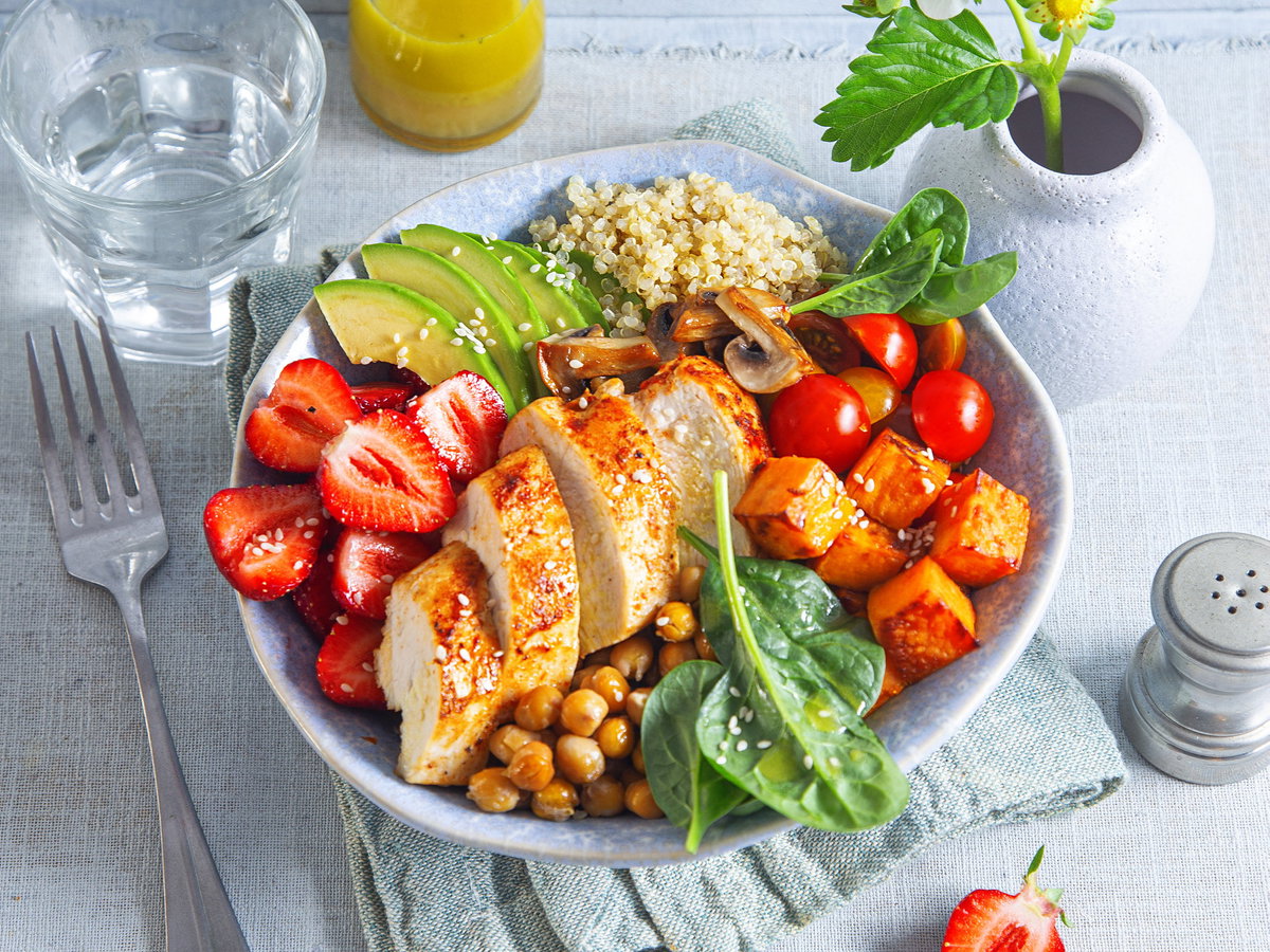 Pikante Quinoa-Bowl mit Erdbeeren