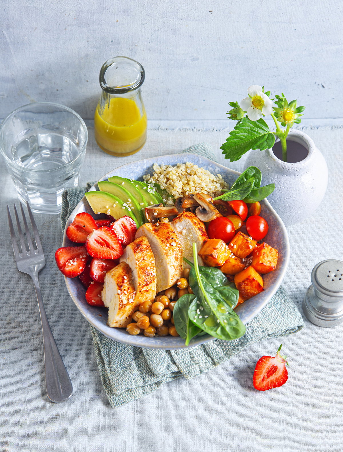 Pikante Quinoa-Bowl mit Erdbeeren