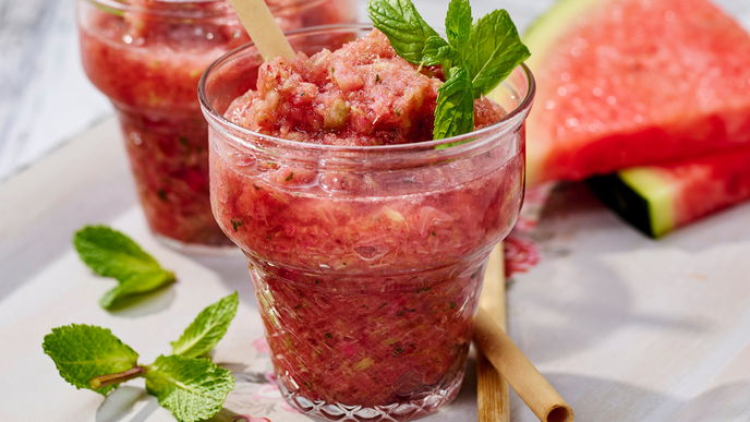 Fruchtig, aber nicht zu süß! Der Rhabarber-Slush mit Wassermelone kühlt uns an heißen Tagen ab