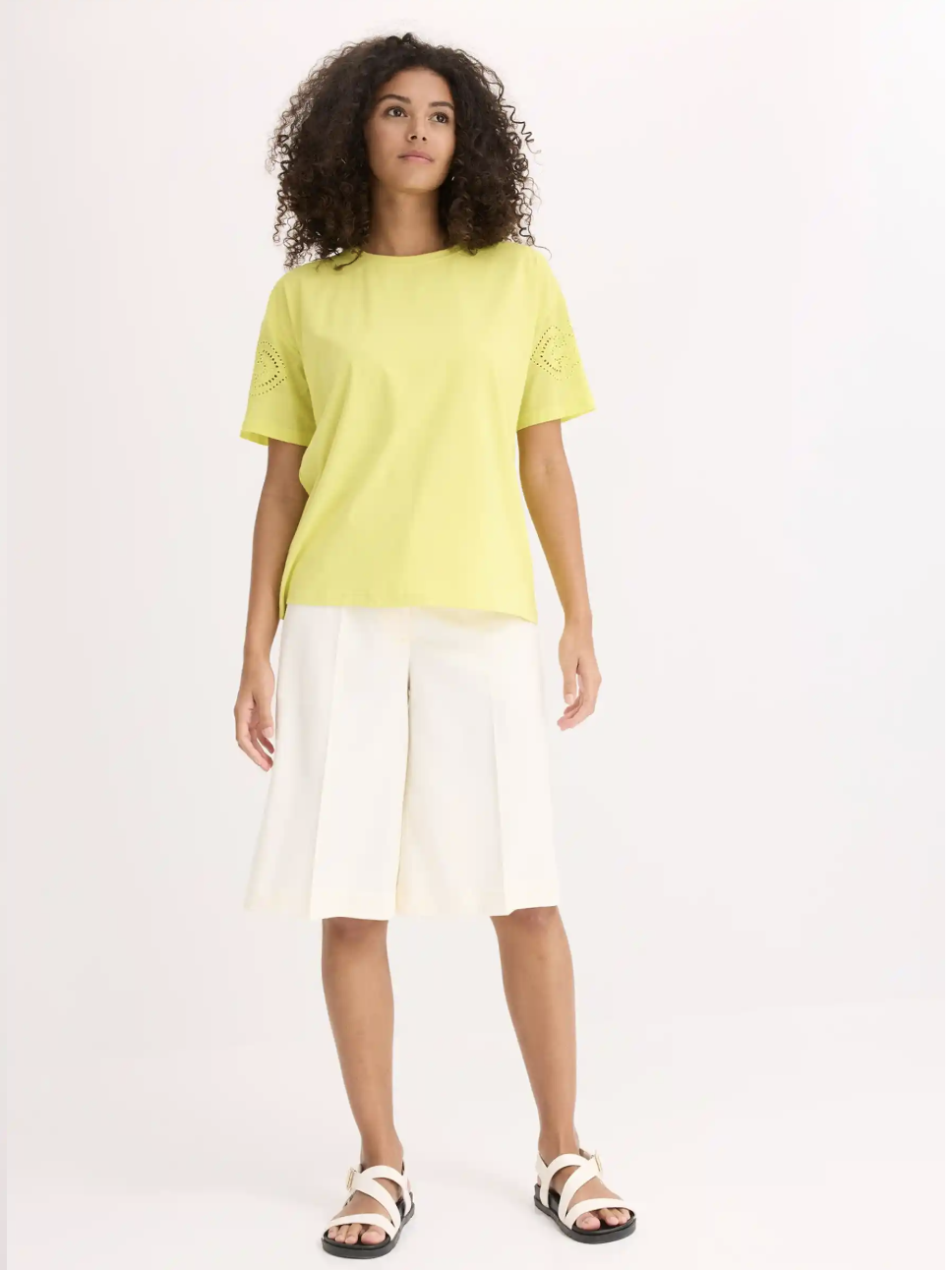 T-Shirt mit Lochstickerei von Bonprix