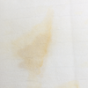 Sonnencremeflecken aus Kleidung entfernen? So werden Sie die Verfärbungen schnell wieder los