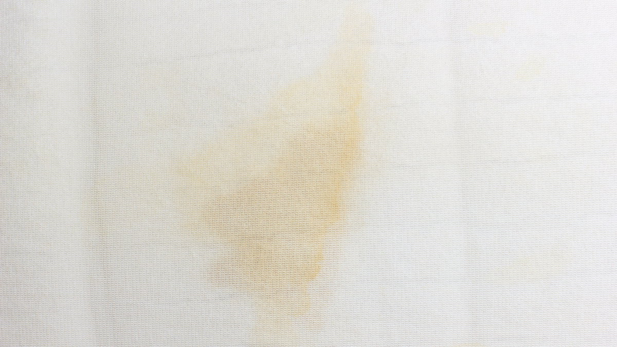 Sonnencremeflecken aus Kleidung entfernen? So werden Sie die Verfärbungen schnell wieder los
