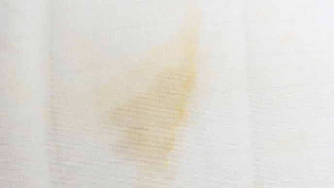 Sonnencremeflecken aus Kleidung entfernen? So werden Sie die Verfärbungen schnell wieder los