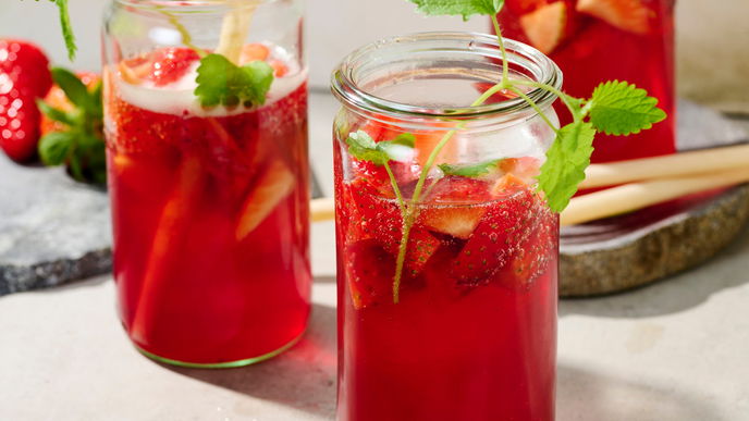 Sommer pur! 8 fruchtige Rezepte für Getränke mit Erdbeeren, die wir in der Sonne genießen