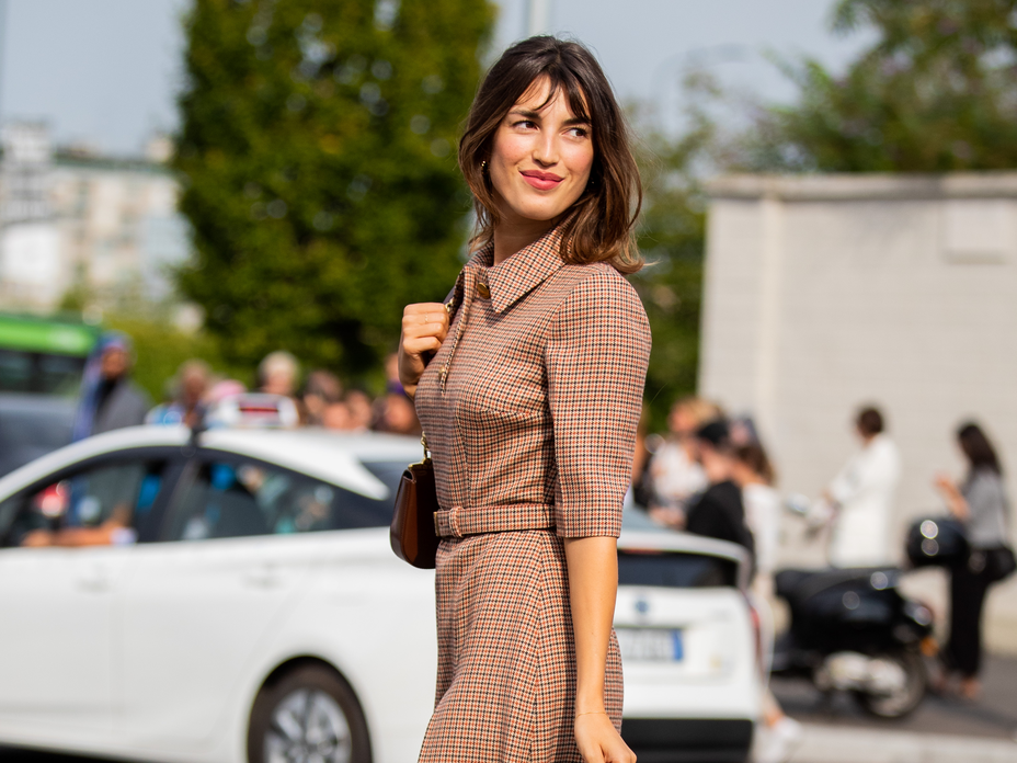 Jeanne Damas mit Übergangsfrisur von kurz auf mittellang