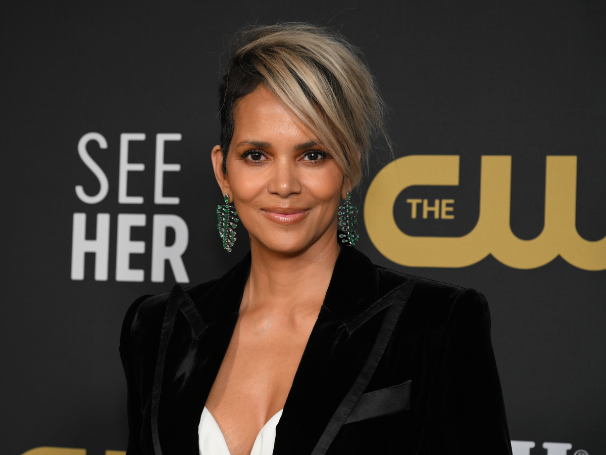 Halle Berry mit klassischem Undercut mit schrägem Pony