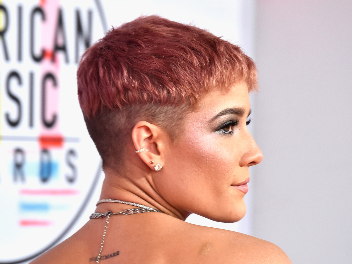 Sängerin Halsey mit kurzem Undercut