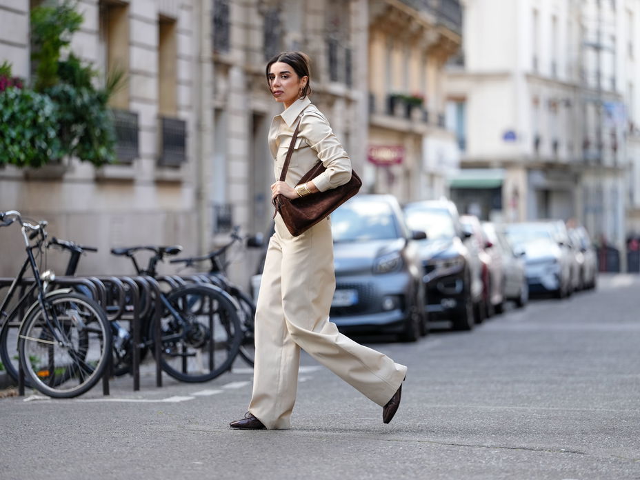 Kombination aus Tasche und Schuhe Streetstyle
