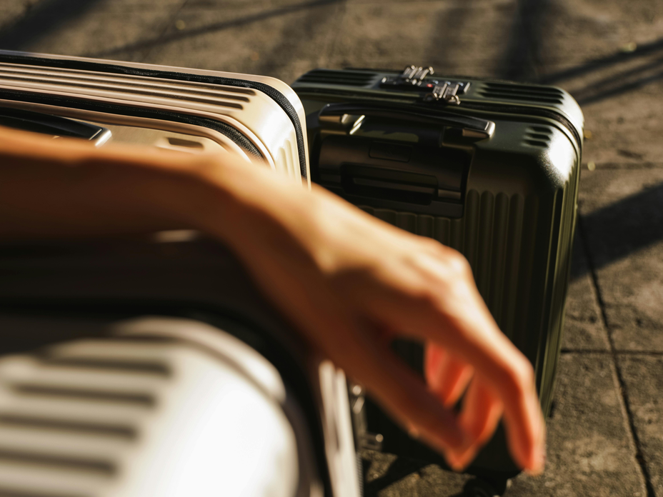 Frau mit Koffern für ihre Flugreise