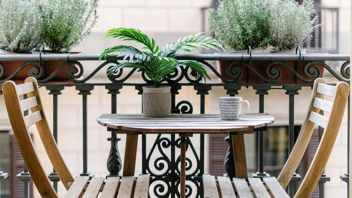 Die schönsten Tische für einen schmalen Balkon: 5 platzsparende Modelle für jeden Geschmack