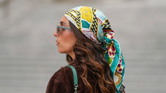 Bandana binden: So stylt die Redaktion das Trend-Accessoire im Sommer 2026 (mit Video)