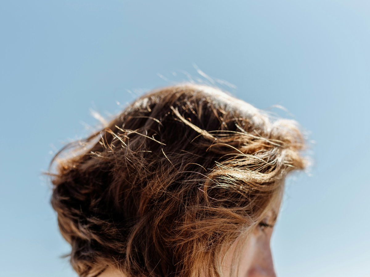 Frau mit Haar in der Sonne