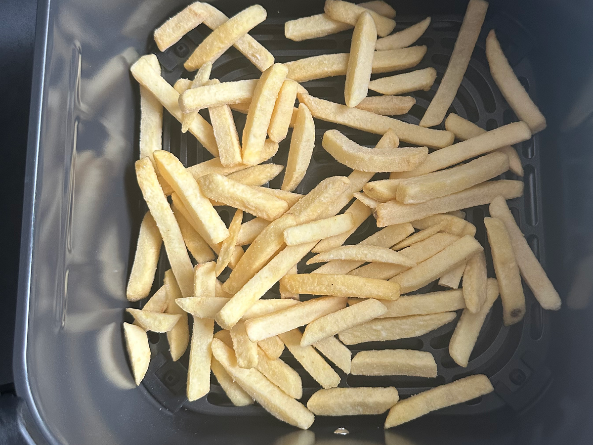 Cosori Airfryer Test - Pommes vor der Zubereitung