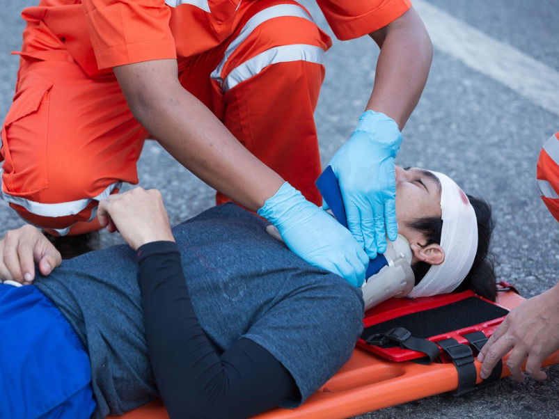 Ein Patient wird an der Unfallstelle versorgt