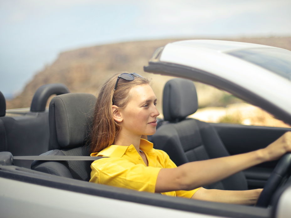 Eine junge Frau sitzt im Auto