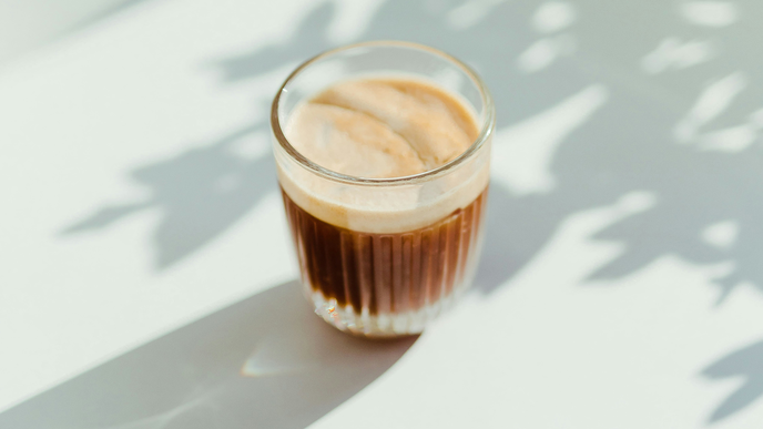 Eiskaffee ohne Eis? So wird das Sommergetränk auch ohne herrlich erfrischend