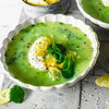 Erbsensuppe mit Joghurt & Minze: Schnelles Rezept mit überraschendem Crunch, den wir lieben