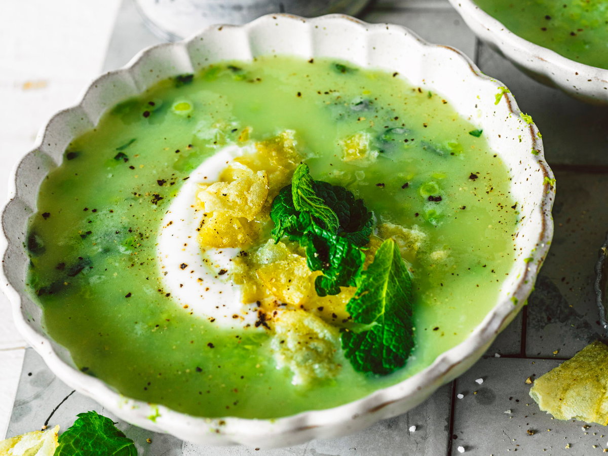 Erbsensuppe mit Joghurt und Minze