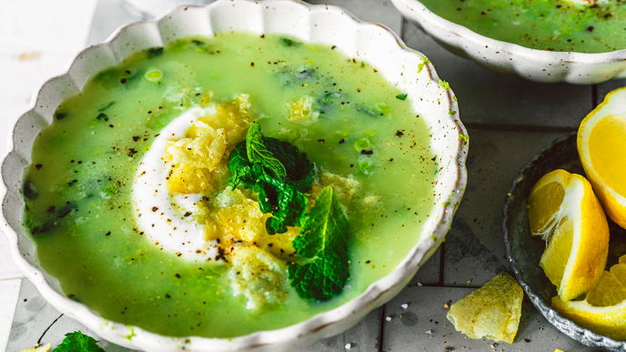 Erbsensuppe mit Joghurt & Minze: Schnelles Rezept mit überraschendem Crunch, den wir lieben