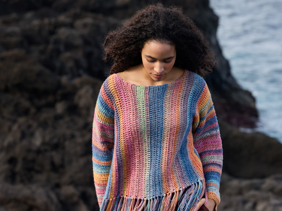 Model in buntem Boho-Pullover mit Fransen von Lana Grossa