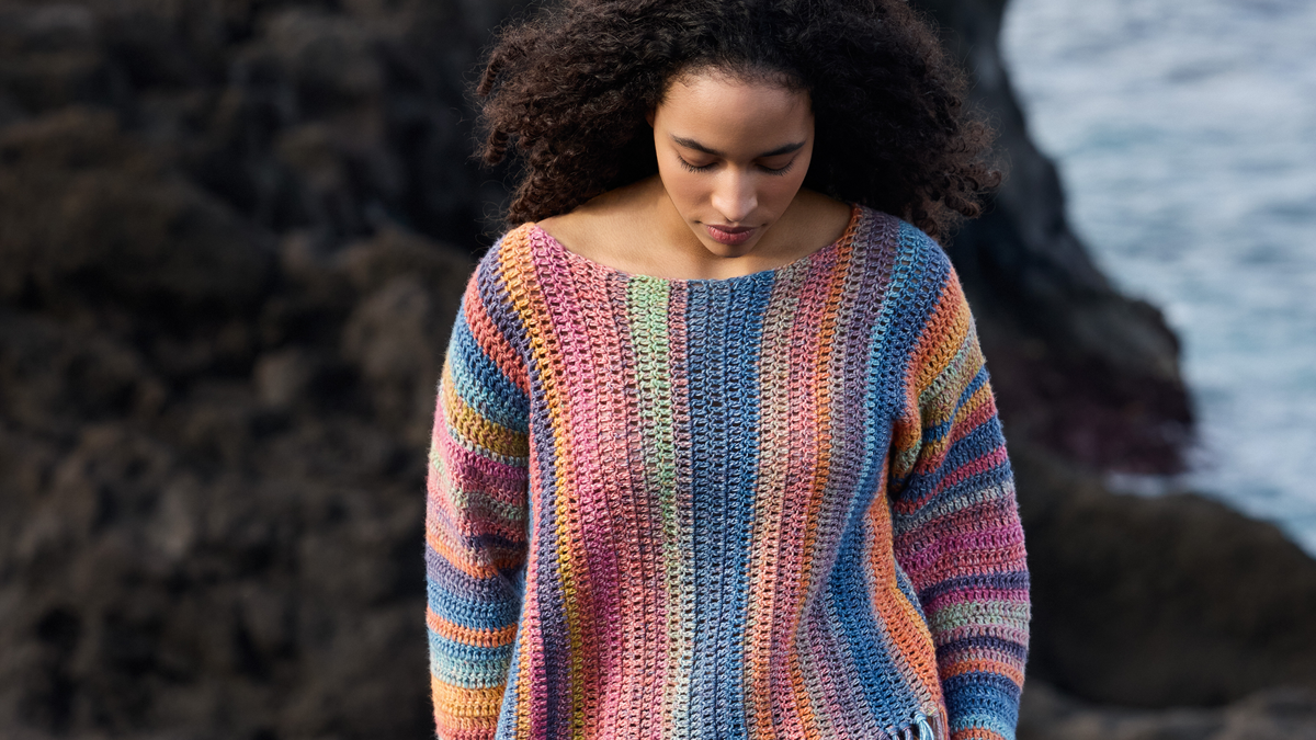 Herbst-Trend 2025: Boho-Pullover mit Fransendetails einfach kostenlos selber häkeln