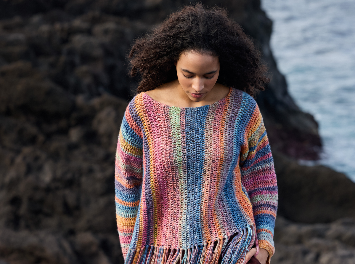 Model in buntem Boho-Pullover mit Fransen von Lana Grossa