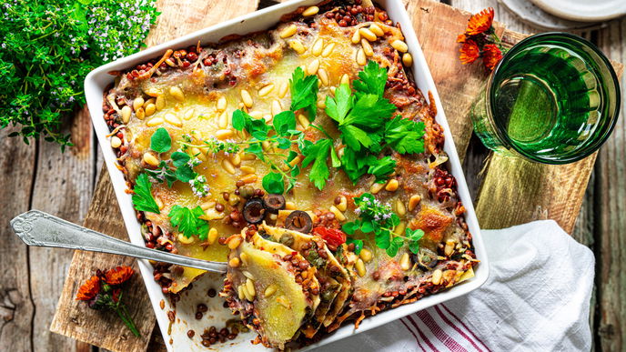 Gemüse-Lasagne alla Puttanesca: Mediterranes Rezept, das am besten frisch aus dem Ofen schmeckt