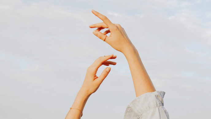 Geschwollene Finger im Sommer? Was dahinter steckt und wirklich hilft