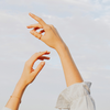 Geschwollene Finger im Sommer? Was dahinter steckt und wirklich hilft
