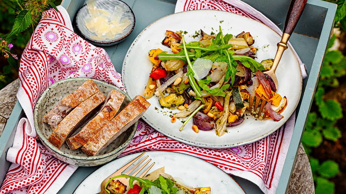 Bunter Grillgemüse-Salat: Frisch vom Grill & mit Brot schmeckt unser gesundes Rezept am besten