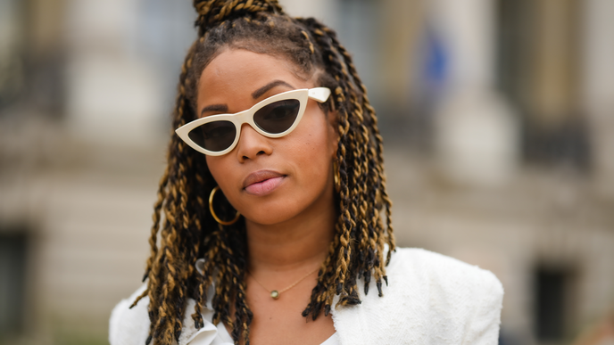 Der Half Bun ist die perfekte Sommer-Frisur - und in unter 1 Minute gestylt